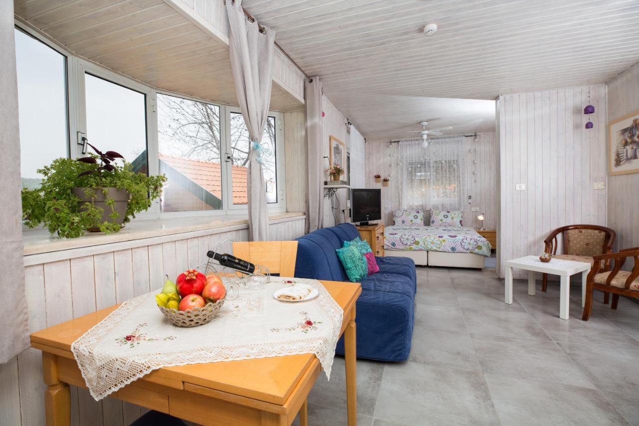 Leyad Hashmura Lodging Yesod Hamaala Buitenkant foto